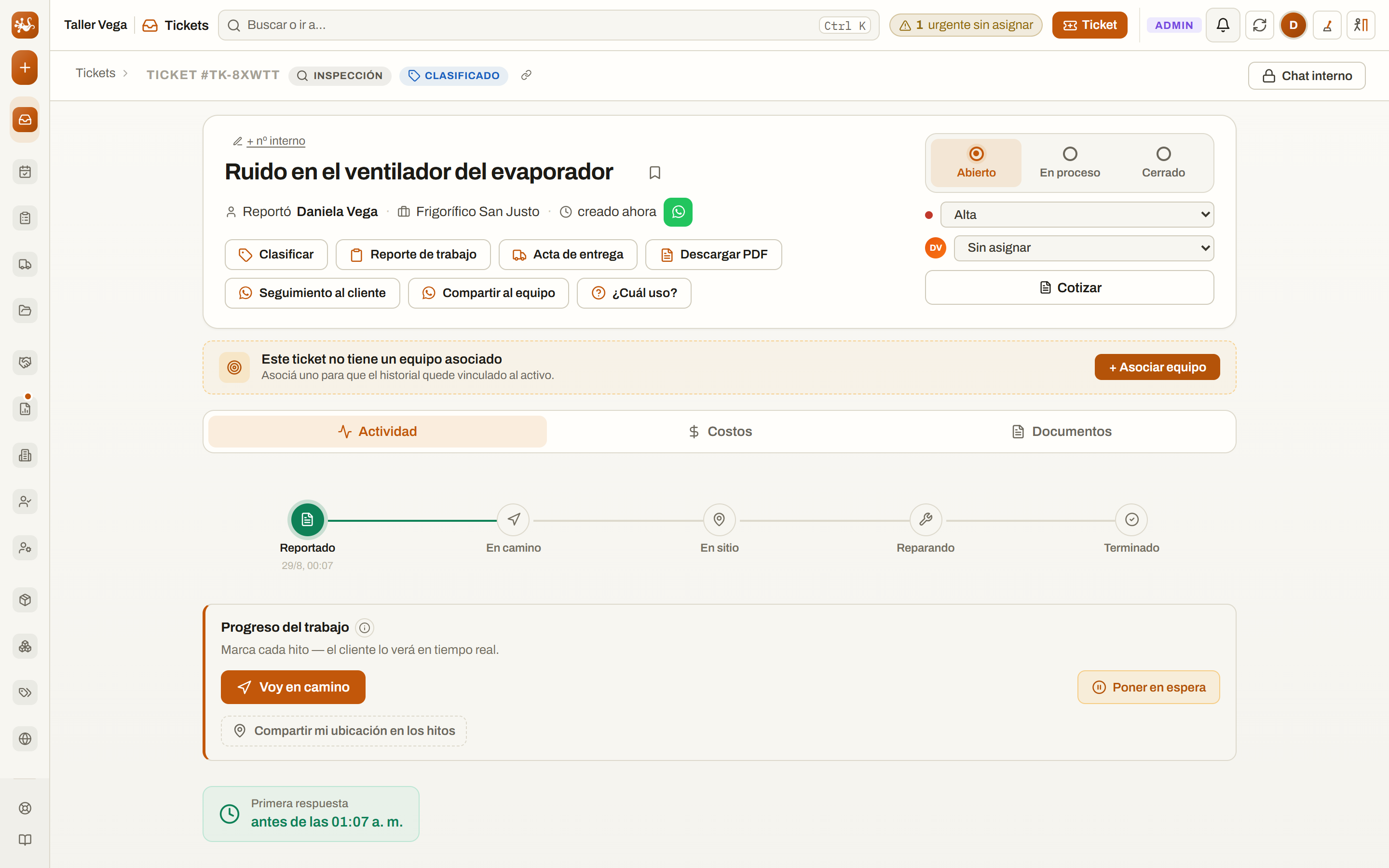 Un ticket abierto en Nodux: título del problema, empresa cliente, timeline de Reportado a Terminado y el botón «Voy en camino» que el cliente ve avanzar en tiempo real.
